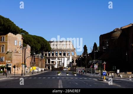 Colosseum, via dei Fori Imperiali während der Sperre für ilo Coronavirus Covid 19. Rom, Italien, Europa, EU. Blauer Himmel, Kopierbereich Stockfoto