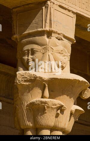 Säulen mit Göttin Hathor Kopf im Vorplatz, Tempel der Isis, UNESCO-Weltkulturerbe, Philae Insel, Assuan, Ägypten Stockfoto