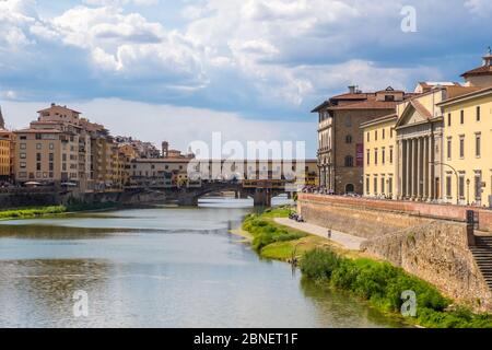 Florenz, Italien - 16. August 2019: Blick auf Ponte Vecchio und den Fluss Arno in Florenz, Toskana, Italien Stockfoto