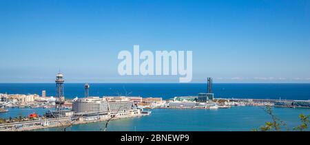 Skyline von Barcelona vom Montjuic Berg mit Blick auf den Hafen und t Stockfoto