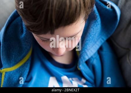 Nahaufnahme von oben Ansicht von Teen Boy Augen, Wimpern, Nase, Sommersprossen Stockfoto