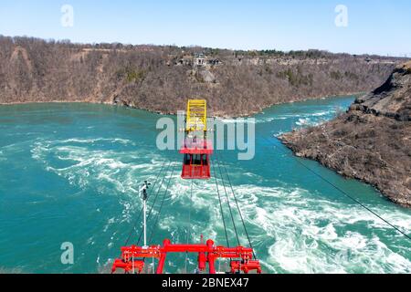 Ein leeres Aero-Auto mit Whirlpool überquert den Niagara River in der Nähe der Niagarafälle. Konzept der Reise während der Pandemie und der Wiedereröffnung der Grenze zu Kanada in den USA. Stockfoto