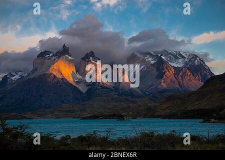 sonnenaufgang im Torres del Paine Nationalpark in Patagonien Stockfoto