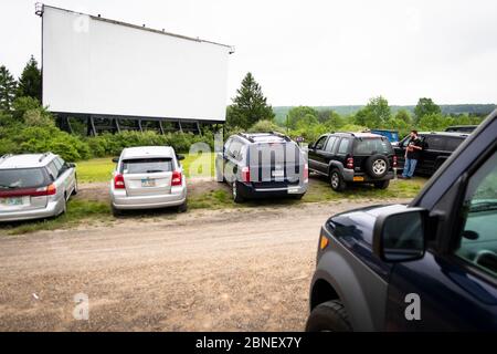 Die Mahoing Drive-in Theater Kinoleinwand steht in der Ferne, die Autos der Kinobesucher im Vordergrund Stockfoto