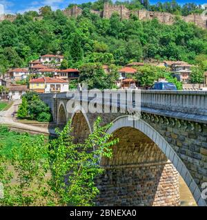 Brücke über den Fluss Yantra in der Nähe der Festung Veliko Tarnovo, Bulgarien. Hi res Panoramablick an einem sonnigen Sommertag. Stockfoto