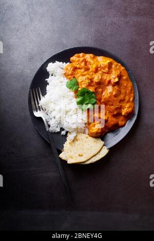 Paneer Tikka Masala mit Basmati-Reis. Indische Küche, vegetarisches Gericht aus Weichkäsewürfeln in würziger Tomatensauce mit Sahne gekocht. Draufsicht, da Stockfoto