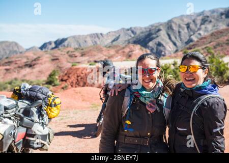 Porträt von zwei Frauen in der Nähe von Tourenmotorrädern, Salta, Argentinien Stockfoto