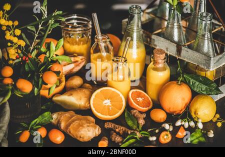 Frisches Obst Vitamin Immune Stärkung Getränk in Flaschen und Zutaten Stockfoto