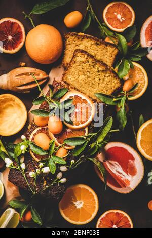 Mediterrane Laibkuchen mit Zitrusfrüchten und frischem Obst auf rostigem Hintergrund Stockfoto