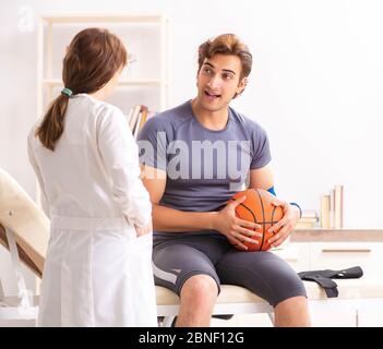 Der stattliche Basketballspieler besuchen Ärztin traumatologist Stockfoto