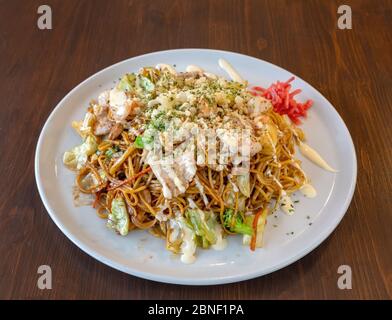 Pasta, geschmorte Spaghetti mit Fleisch, in Sauce, mit Kräutern und Tomaten. Stockfoto