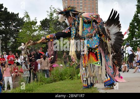 Toronto, Ontario / Kanada - 01. Juli 2017: Einheimische Ureinwohner in traditioneller kanadischer Kleidung, die den traditionellen Tanz in der Ca Stockfoto