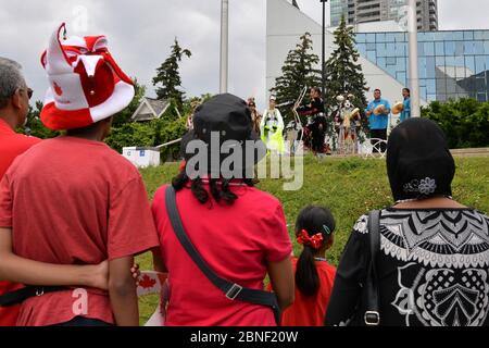 Toronto, Ontario / Kanada - 01. Juli 2017: Die Menschen versammeln sich, um die indigenen Ureinwohner in traditioneller kanadischer Kleidung beim Vorführen der Stockfoto