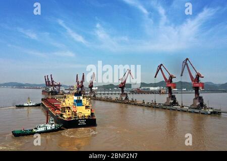 Frachtschiffe mit Waren werden im größten Hafen der Welt, dem Hafen von Ningbo-Zhoushan, Ningbo Stadt, Ostchinesische Provinz Zhejiang, am 8. April 202 entladen Stockfoto