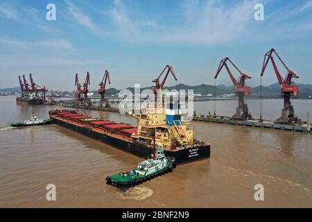 Frachtschiffe mit Waren werden im größten Hafen der Welt, dem Hafen von Ningbo-Zhoushan, Ningbo Stadt, Ostchinesische Provinz Zhejiang, am 8. April 202 entladen Stockfoto