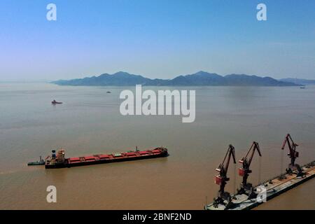 Frachtschiffe mit Waren werden im größten Hafen der Welt, dem Hafen von Ningbo-Zhoushan, Ningbo Stadt, Ostchinesische Provinz Zhejiang, am 8. April 202 entladen Stockfoto