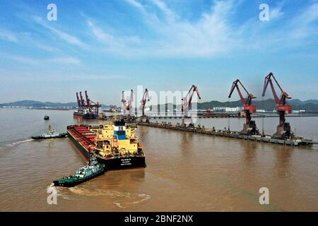 Frachtschiffe mit Waren werden im größten Hafen der Welt, dem Hafen von Ningbo-Zhoushan, Ningbo Stadt, Ostchinesische Provinz Zhejiang, am 8. April 202 entladen Stockfoto