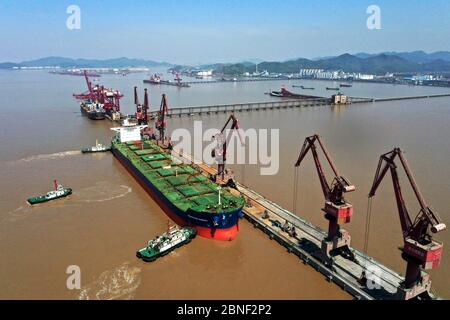 Frachtschiffe mit Waren werden im größten Hafen der Welt, dem Hafen von Ningbo-Zhoushan, Ningbo Stadt, Ostchinesische Provinz Zhejiang, am 8. April 202 entladen Stockfoto