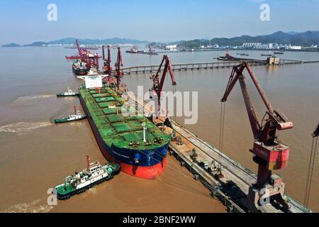 Frachtschiffe mit Waren werden im größten Hafen der Welt, dem Hafen von Ningbo-Zhoushan, Ningbo Stadt, Ostchinesische Provinz Zhejiang, am 8. April 202 entladen Stockfoto