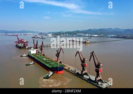 Frachtschiffe mit Waren werden im größten Hafen der Welt, dem Hafen von Ningbo-Zhoushan, Ningbo Stadt, Ostchinesische Provinz Zhejiang, am 8. April 202 entladen Stockfoto