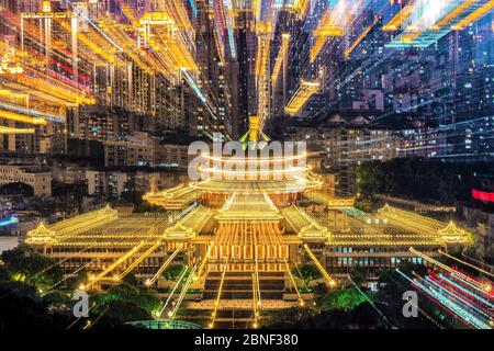 --DATEI--EIN Blick auf ein Gebäude im traditionellen Stil in Chongqing, China, 23. Juni 2018. (Lang belichtetes und bearbeitete Foto) Zhou Zhiyong, ein Fotograf, der ist Stockfoto