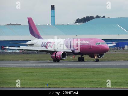 HA-LPM, ein Airbus A320-232 der Billigfluggesellschaft Wizz Air, am Prestwick International Airport in Ayrshire, Schottland. Stockfoto