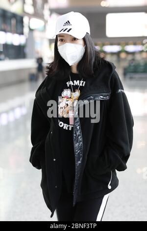 Die chinesische Schauspielerin, Gastgeberin und Sängerin Liu Yan kommt vor der Abreise in Shanghai, China, am 14. April 2020 an einem Flughafen in Shanghai an. Stockfoto