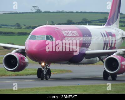 HA-LPM, ein Airbus A320-232 der Billigfluggesellschaft Wizz Air, am Prestwick International Airport in Ayrshire, Schottland. Stockfoto