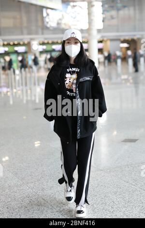 Die chinesische Schauspielerin, Gastgeberin und Sängerin Liu Yan kommt vor der Abreise in Shanghai, China, am 14. April 2020 an einem Flughafen in Shanghai an. Stockfoto