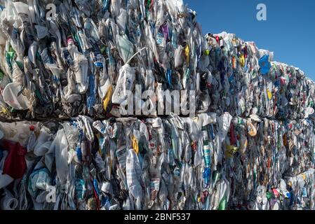 Kunststoffballen im Wallowa County Recycling Center in Enterprise, Oregon. Stockfoto