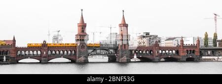 Atemberaubende Aussicht auf die Oberbaumbrücke mit gelber S-Bahn in Berlin Stockfoto