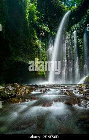 --Datei--Ansicht des Sendang Gile Wasserfalls auf der Insel Lombok in Indonesien, Oktober 2014. Stockfoto