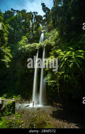 --Datei--Ansicht des Sendang Gile Wasserfalls auf der Insel Lombok in Indonesien, Oktober 2014. Stockfoto