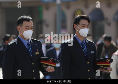 Die Menschen zollen Tribut, da China am 4. April 2020 in Peking nationale Trauer um die Toten des Coronavirus aushält. Stockfoto