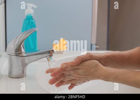 Prävention von Coronavirus-Pandemien. Hände mit warmem Seifenwasser waschen, um COVID-19 zu entfernen, Fingernägel und Finger reiben oder Handdesinfektionsmittel verwenden Stockfoto