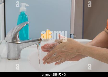 Prävention von Coronavirus-Pandemien. Hände mit warmem Seifenwasser waschen, um COVID-19 zu entfernen, Fingernägel und Finger reiben oder Handdesinfektionsmittel verwenden Stockfoto