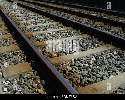 Eisenbahnschienen mit kleinen Felsen und Steinen gefüllt Stockfoto