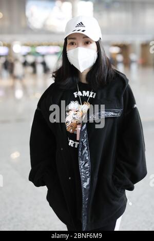 Die chinesische Schauspielerin, Gastgeberin und Sängerin Liu Yan kommt vor der Abreise in Shanghai, China, am 14. April 2020 an einem Flughafen in Shanghai an. Stockfoto