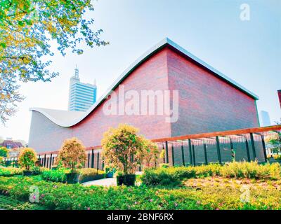 Außenansicht der Shanghai Symphony Hall, die vom japanischen Architekten Arata Isozaki, Shanghai, China, entworfen wurde, 9. April 2020. *** Lokale Beschriftung * Stockfoto