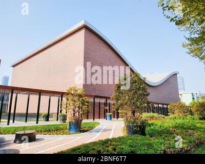 Außenansicht der Shanghai Symphony Hall, die vom japanischen Architekten Arata Isozaki, Shanghai, China, entworfen wurde, 9. April 2020. *** Lokale Beschriftung * Stockfoto