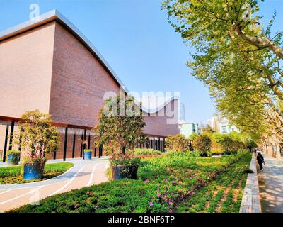 Außenansicht der Shanghai Symphony Hall, die vom japanischen Architekten Arata Isozaki, Shanghai, China, entworfen wurde, 9. April 2020. *** Lokale Beschriftung * Stockfoto