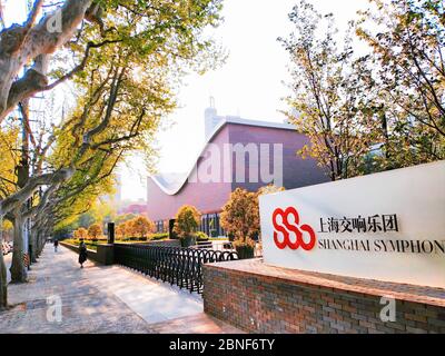 Außenansicht der Shanghai Symphony Hall, die vom japanischen Architekten Arata Isozaki, Shanghai, China, entworfen wurde, 9. April 2020. *** Lokale Beschriftung * Stockfoto