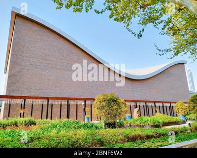 Außenansicht der Shanghai Symphony Hall, die vom japanischen Architekten Arata Isozaki, Shanghai, China, entworfen wurde, 9. April 2020. *** Lokale Beschriftung * Stockfoto