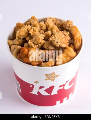 Auf diesem nicht lokalisiert Foto, ein Eimer Mahlzeit, einschließlich Chicken Nuggets, gebratene Drumstick, Huhn Popcorn, etc. Von amerikanischen Fast-Food-Restaurant Kentucky Fr. Stockfoto