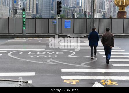 Menschen gehen auf dem Zebrastreifen "I Love You" auf der Nanbin Road in Chongqing, China, 22. April 2020. Stockfoto