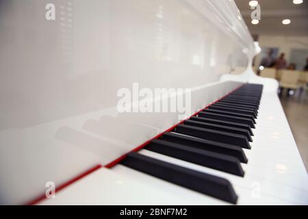 Schließen sie frontal. Das Klavier wurde im Musikzimmer festlegen, mit dem sich der Pianist zu Proben vor dem klassischen Klavierspiel in der Feier der Stockfoto