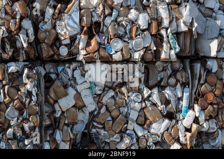 Ballen von Stahlkannen im Wallowa County Recycling Center in Enterprise, Oregon. Stockfoto