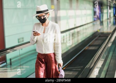 Die chinesische Schauspielerin und Sängerin Zhang Jiani oder Jenny Zhang kommt vor der Abreise in Chengdu, im Südwesten Chinas, an einem Flughafen in Chengdu an Stockfoto