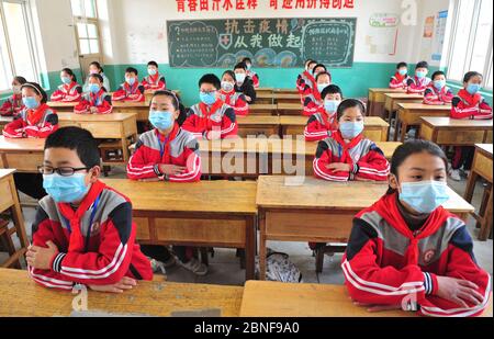 Jetzt, gerade rechtzeitig zum Welt Buch Tag, Studenten in Liji Town Central Primary School Teilnahme an verschiedenen Leseaktivitäten auf dem Campus, Suining County o Stockfoto
