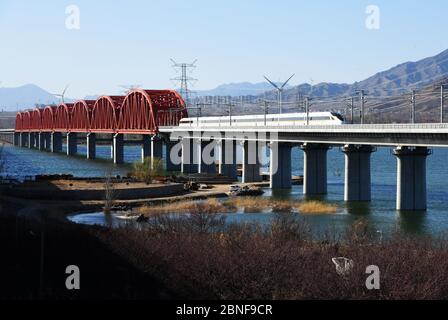 Ein Blick auf einen Zug von Fuxing Hao, auch bekannt als die CR-Serie EMU, läuft auf der Guanting Reservoir Brücke von Beijing-Hohhot Railway, Huailai County, Stockfoto